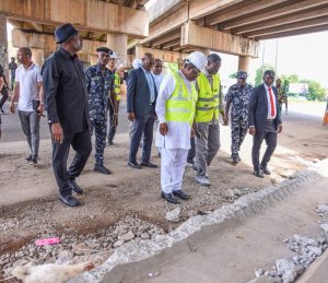 The-Minister-of-Works-Nweze-Umahi-inspect-fall-out-slap-at-Keffi-bridge-today-20th-July-2025.-CREDIT-FMW