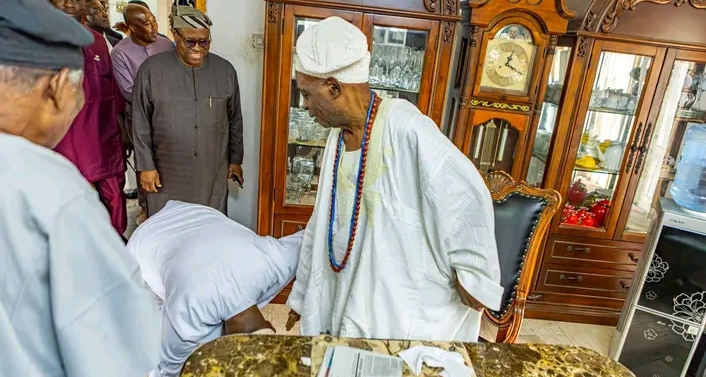 Moment Seyi Makinde prostrated before Olubadan-designate Ladoja