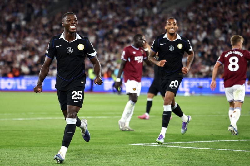 EPL: Chelsea crush West Ham to go top