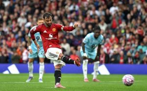 Bruno Fernandes scores late penalty to give Manchester United win over Burnley