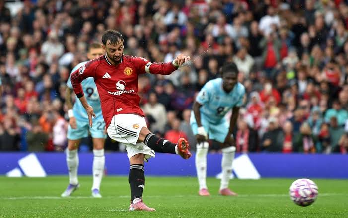 Bruno Fernandes scores late penalty to give Manchester United win over Burnley