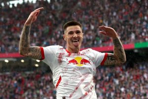 Benjamin Sesko arrives in Manchester for United medical ahead of £74m move