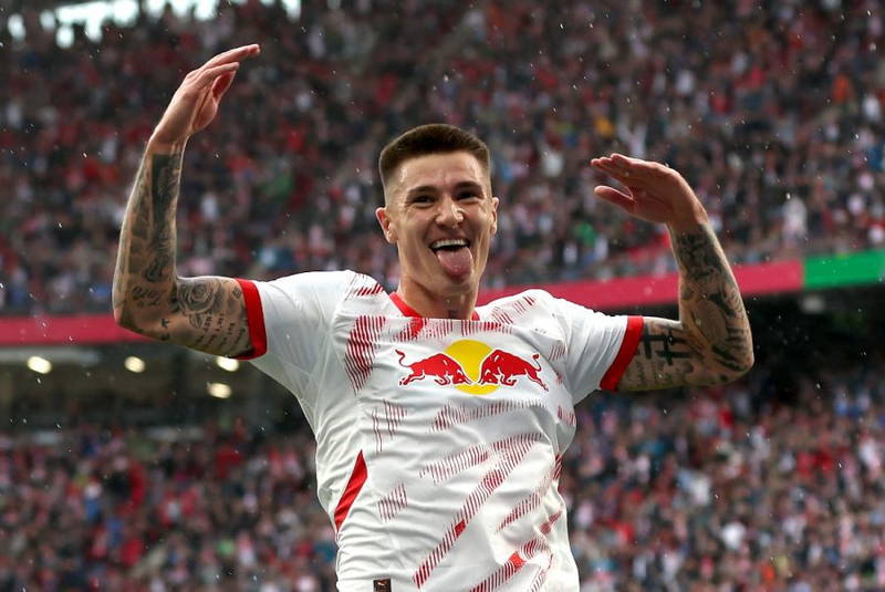 Benjamin Sesko arrives in Manchester for United medical ahead of £74m move