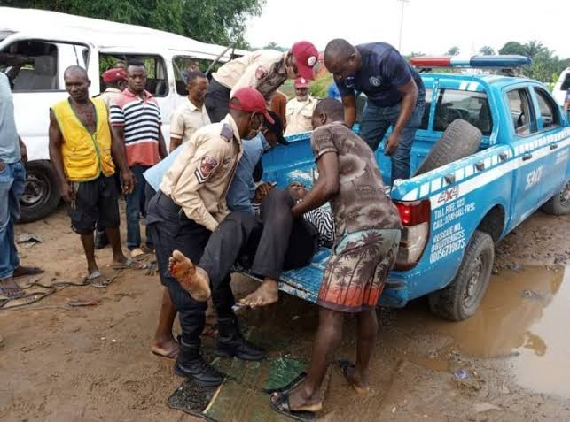 12 d!e, 8 injured in fatal imo road crash
